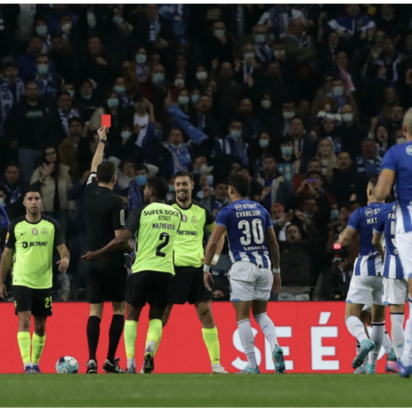 Assobios a Otávio? Se assobiar é ser doente, eu sou doente pelo Benfica